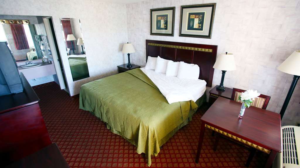 Ramada By Wyndham Yuma Motel Room photo